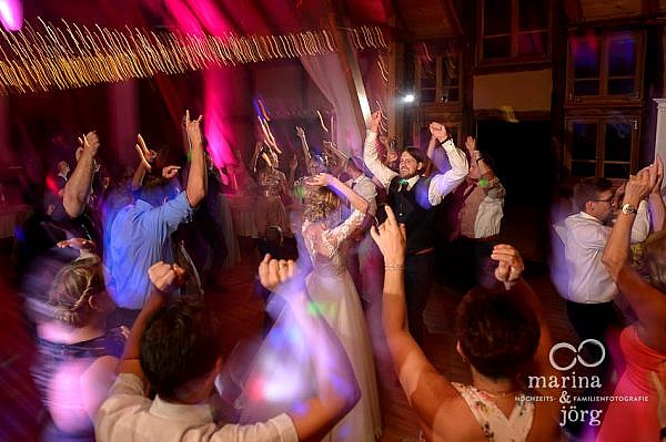 Geniale Stimmung bei der Hochzeit: Brautpaar rockt seine Hochzeits-Party - ganztägige Hochzeitsreportage in einer tollen Hochzeitslocation, der Eventscheune im Landhotel Waldhaus in Laubach