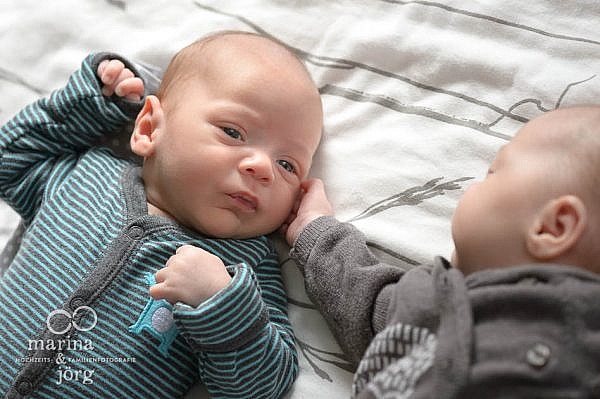 ungestellte Zwillings-Babyfotos von den Familienfotografen Gießen